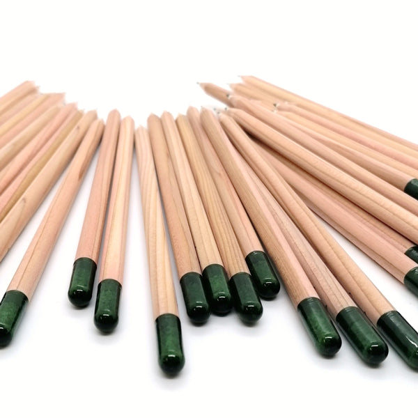 Round colored pencil with seeds - green: basil