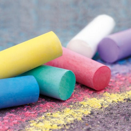 plastic doos met 50 staven stoepkrijt - gemengde kleuren