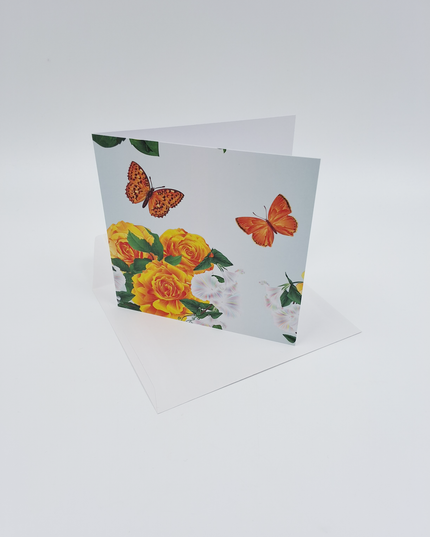 Vierkante wenskaart vlinder met rozen