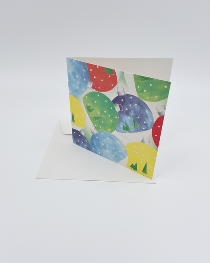 Vierkante kerstkaart kerstballen kleur