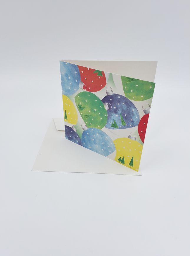 Vierkante kerstkaart kerstballen kleur