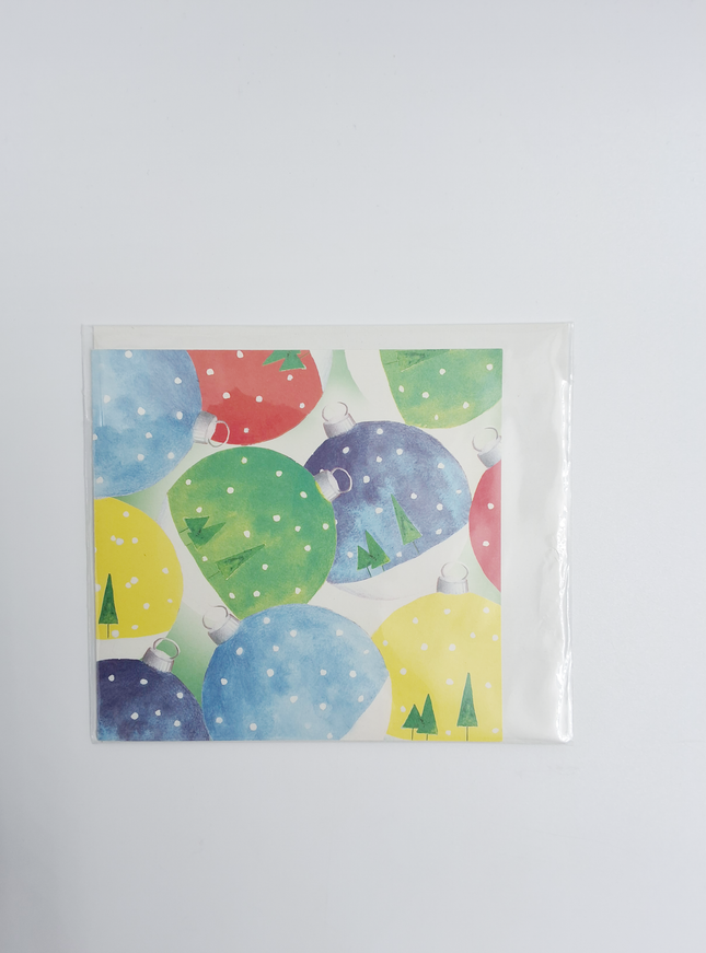 Vierkante kerstkaart kerstballen kleur