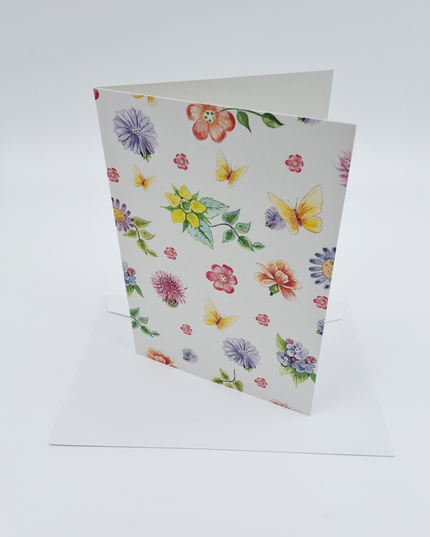 Wenskaart bloemen met vlinders