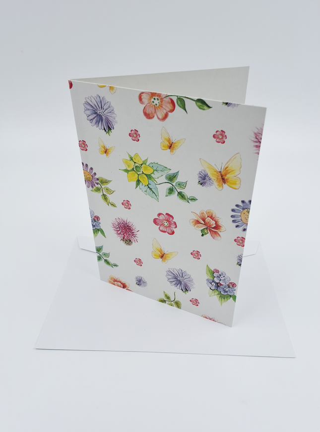 Wenskaart bloemen met vlinders