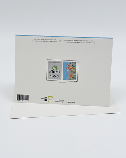 Wenskaart bloemen en blauwe lucht