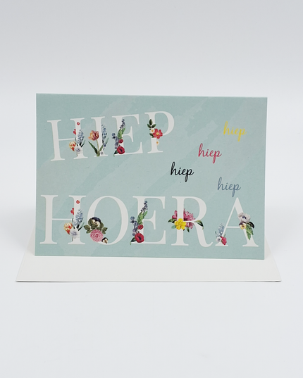 Wenskaart hiep hoera in bloemenletters