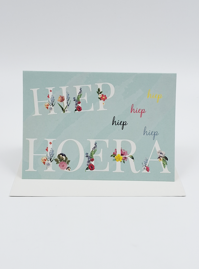 Wenskaart hiep hoera in bloemenletters