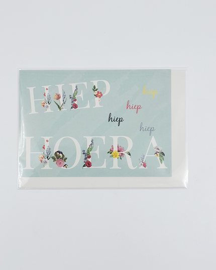 Wenskaart hiep hoera in bloemenletters