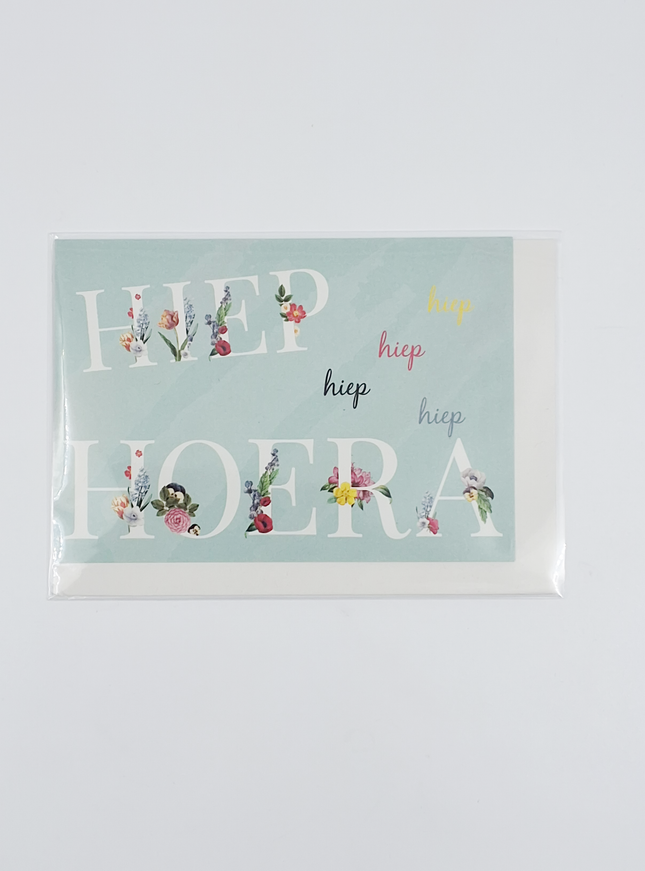 Wenskaart hiep hoera in bloemenletters