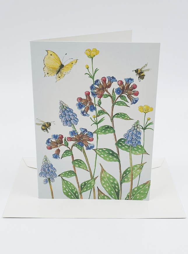 Wenskaart blauwe druifjes longkruid vlinder