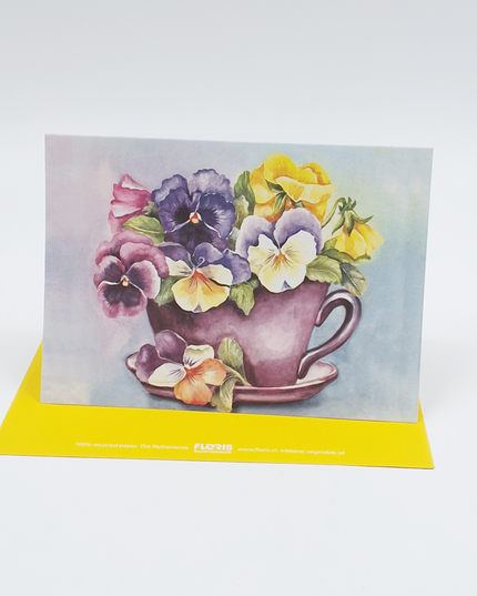 Wenskaart kop en schotel viooltjes