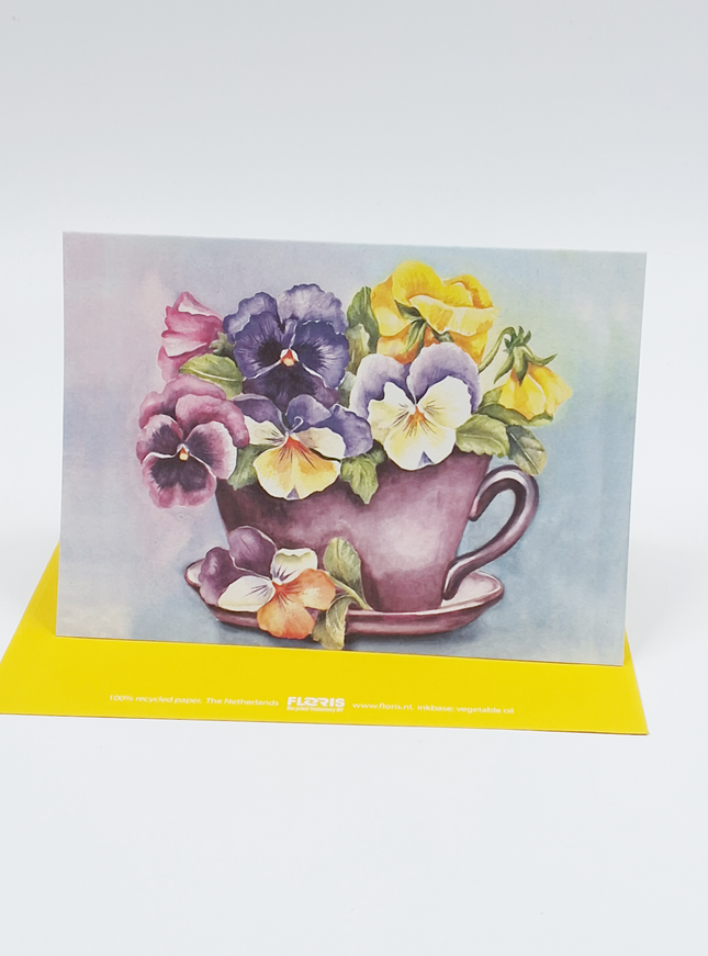 Wenskaart kop en schotel viooltjes