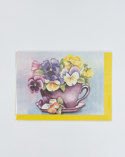 Wenskaart kop en schotel viooltjes